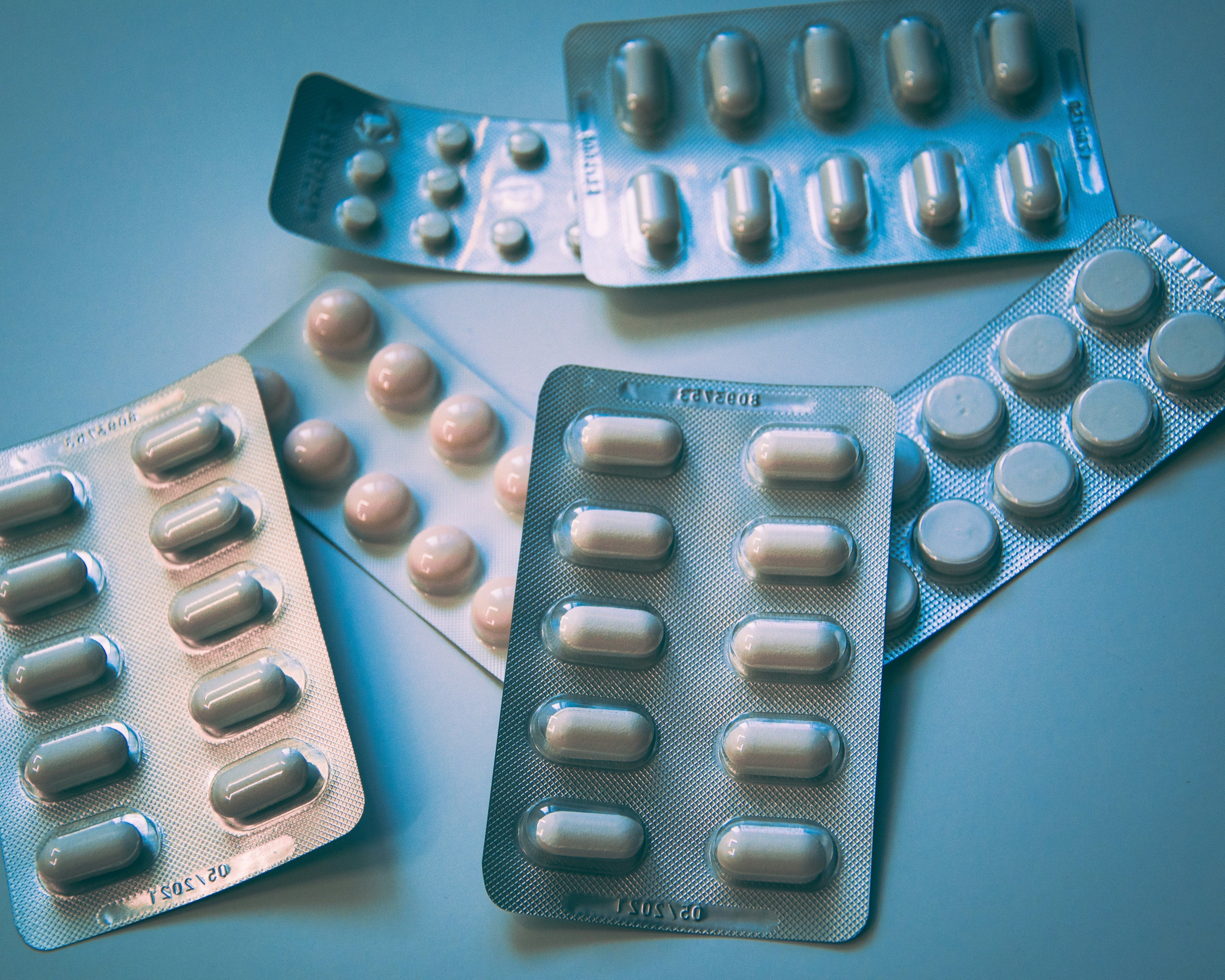 Blisterförpackningar med tabletter – del av läkemedelsberedskap hemma och planering av medicinlager vid kris.