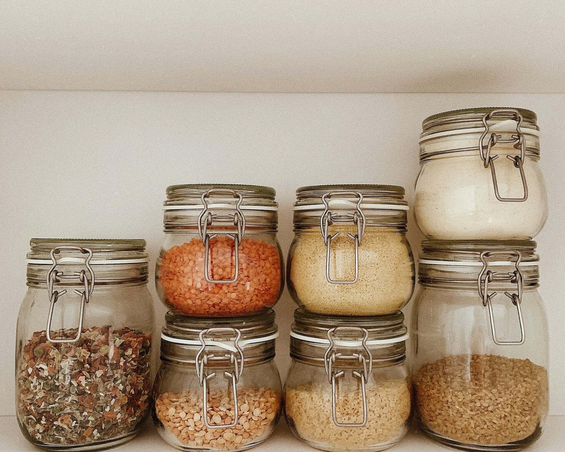  Närbild på ett vitt kolfilter för vattenrening, med rektangulära sektioner.