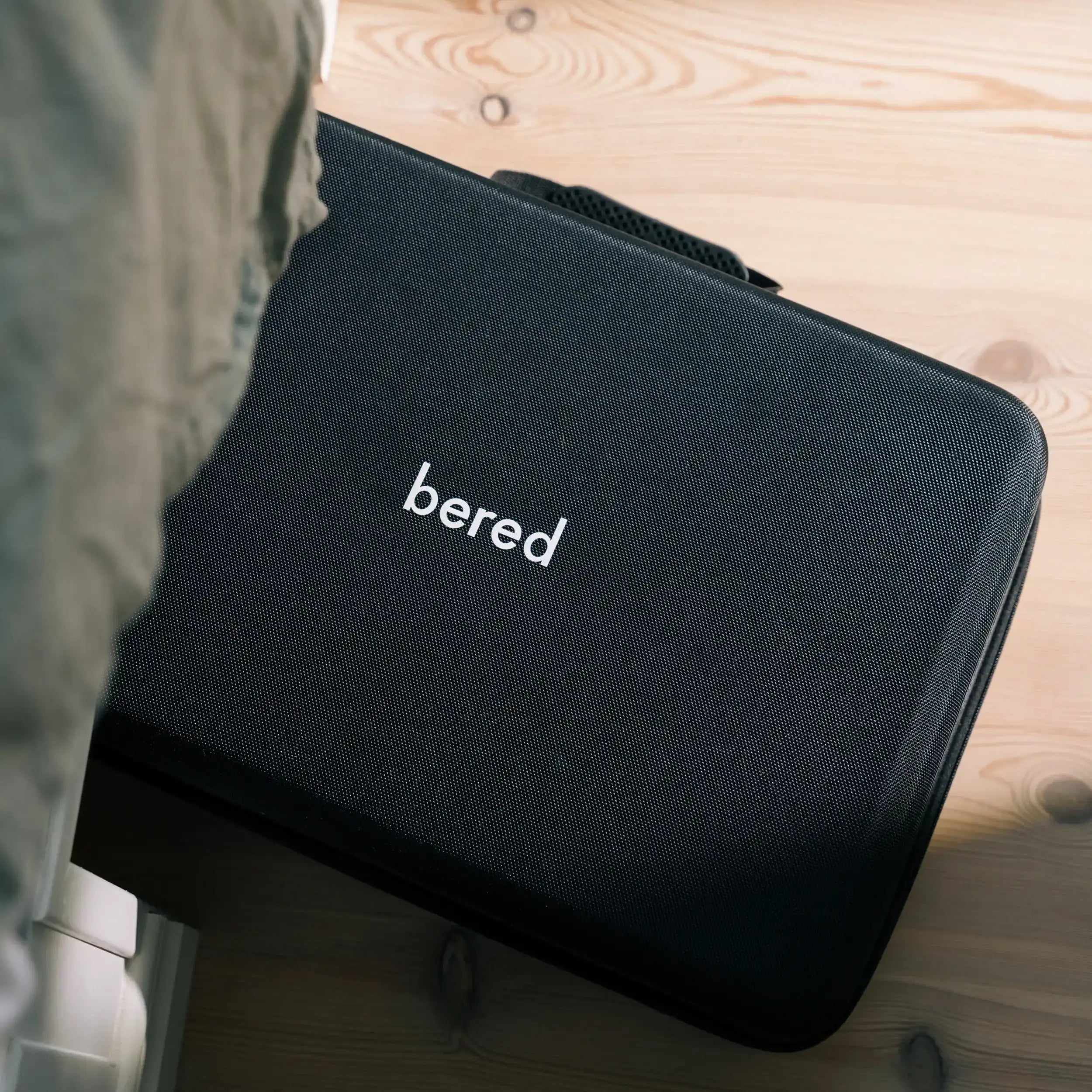 En närbild av en svart krisberedskapsväska med texten "bered" i vitt.