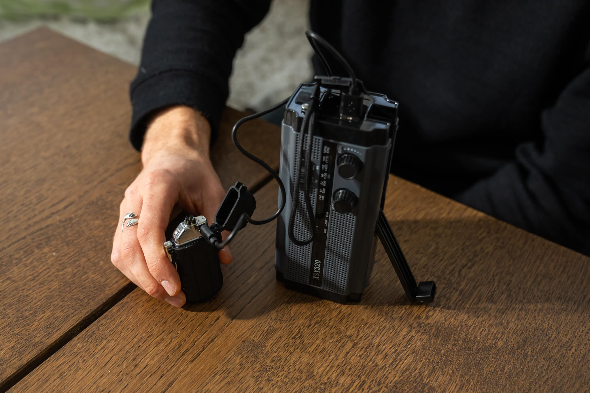 Vevradio 4500 mAh, AAA batterier, vevladdning, solceller & powerbank