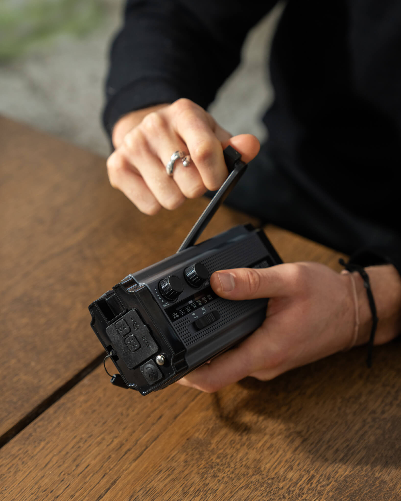 Vevradio 4500 mAh, AAA batterier, vevladdning, solceller & powerbank