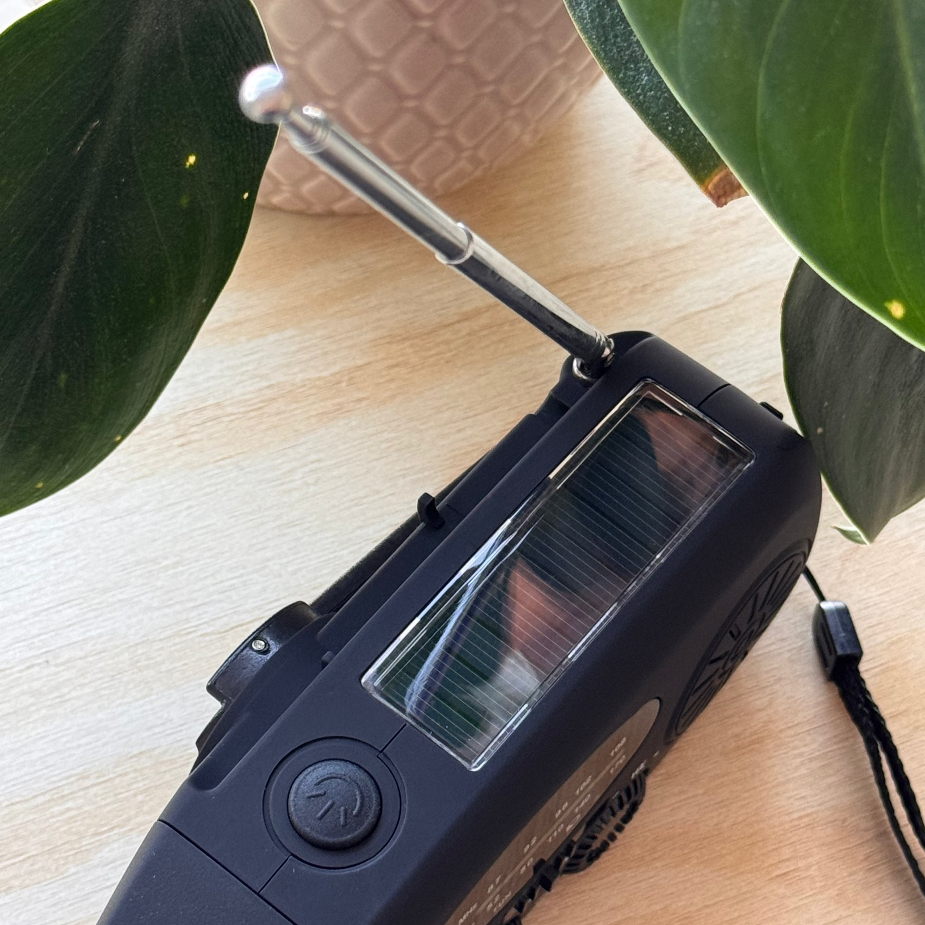 Antenn och solceller på vevradio