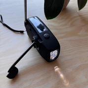 Vevradio med ficklampan tänd