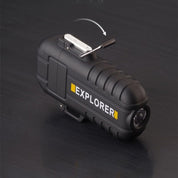 En svart "EXPLORER" ficklampa med en utfällbar vev och en pil som indikerar vevrörelse.